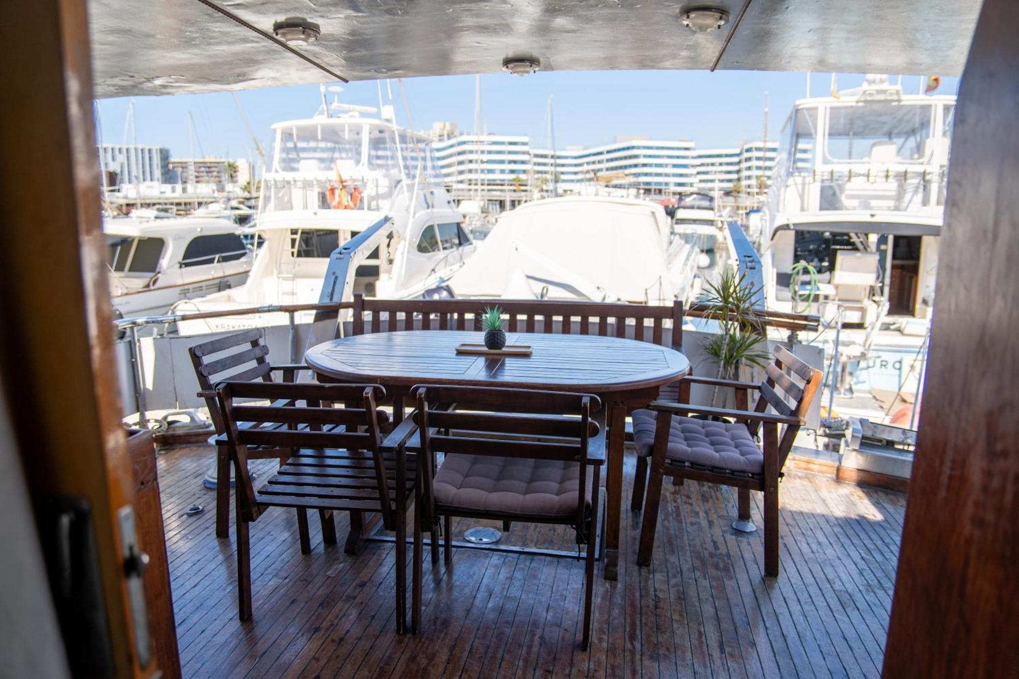 Boat Aloha Hotel Sant Adria de Besos Exterior photo